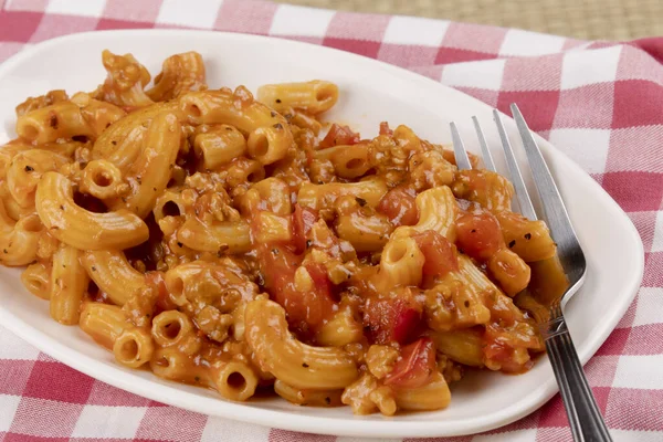 Una Deliciosa Comida Macarrones Codo Con Salsa Pasta Tomates Hamburguesa — Foto de Stock