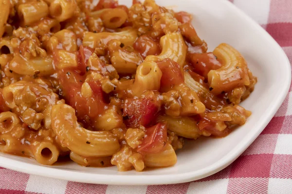 Een Heerlijke Maaltijd Van Elleboog Macaroni Met Pastasaus Tomaten Hambuger — Stockfoto