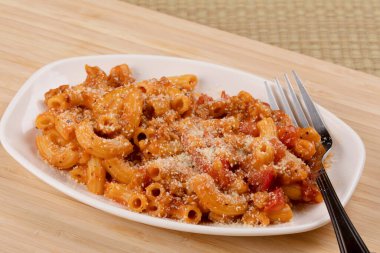 Makarna soslu makarna ve parmesan peynirli lezzetli bir yemek.