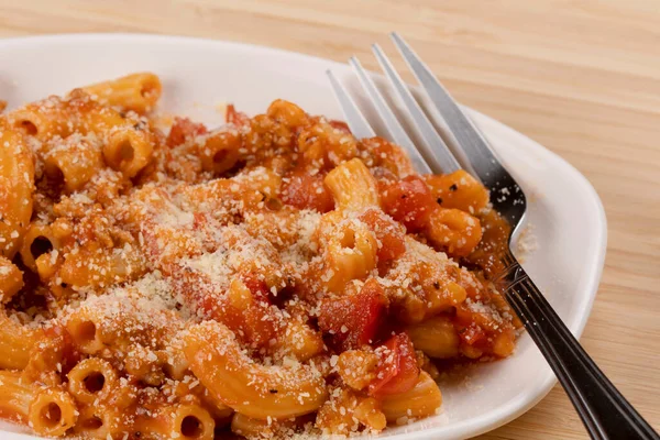 Een Heerlijke Maaltijd Van Elleboog Macaroni Met Pastasaus Parmezaanse Kaas — Stockfoto