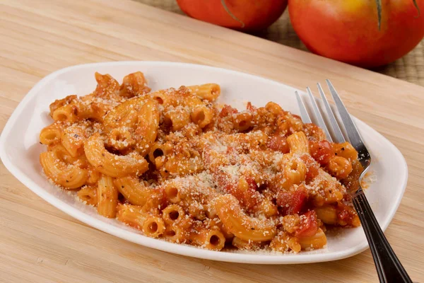 Een Heerlijke Maaltijd Van Elleboog Macaroni Met Pastasaus Parmezaanse Kaas — Stockfoto