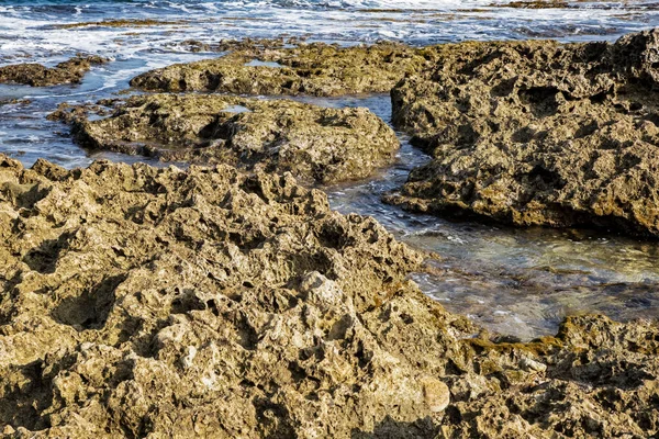 Çin 'in Tayvan kıyısındaki isimsiz volkanik ya da Igneous kaya plajı.