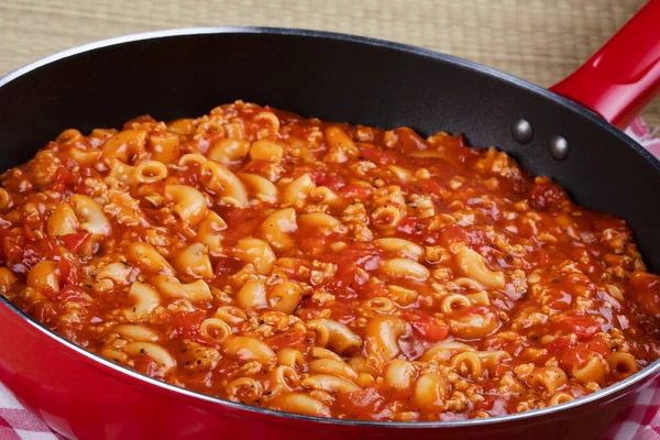 Heerlijke Goulash Noddles Koken Een Rode Koekenpan — Stockfoto