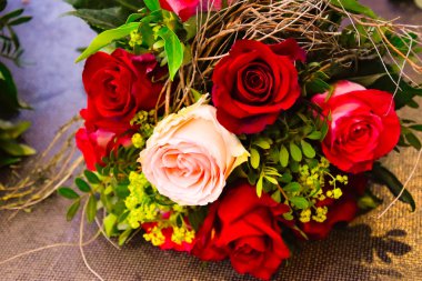 Farklı güller ile gül buketi