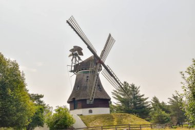 Baltık Denizi'nde güzel eski yel değirmeni