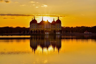Av köşkü Moritzburg ile gün batımı