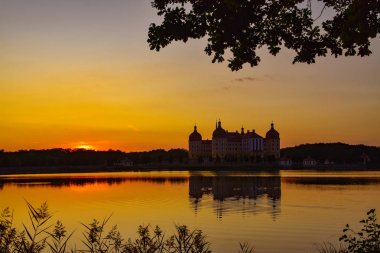 Av köşkü Moritzburg ile gün batımı