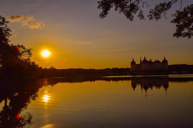 Av köşkü Moritzburg ile gün batımı