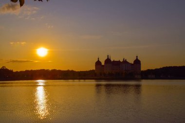 Av köşkü Moritzburg ile gün batımı