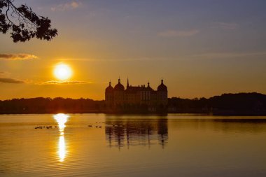 Av köşkü Moritzburg ile gün batımı