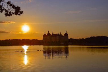 Av köşkü Moritzburg ile gün batımı