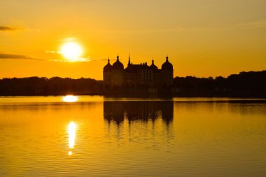 Av köşkü Moritzburg ile gün batımı