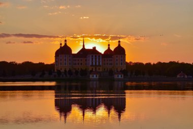 Av köşkü Moritzburg ile gün batımı
