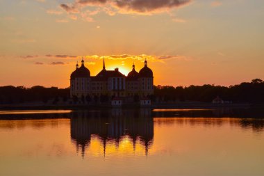 Av köşkü Moritzburg ile gün batımı