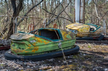 Pripyat terk edilmiş eğlence parkı paslı küçük çocuk araba, Çernobil dışlama bölgesi 