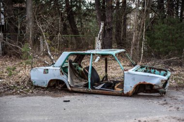 Çernobil Dışlama Bölgesi'nde paslı ve terk edilmiş araba (Vaz, Zhyguli)