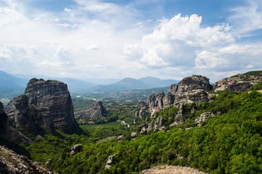 Yunanistan'da dağdaki Meteora manastırına dağ manzarası
