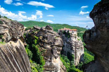 Yunanistan'da Meteora manastırında dağ manzarası, bulutlu hava