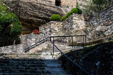 Gre antik manastırda eski taş merdivenler ve beatiful bahçe