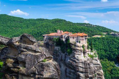 Yunanistan'da meteora manastırıdağ manzarası, bulutlu