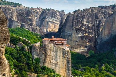 Yunanistan'da dağdaki Meteora manastırına dağ manzarası
