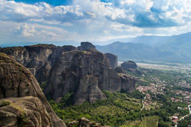Yunanistan'da meteora manastırıdağ manzarası, bulutlu