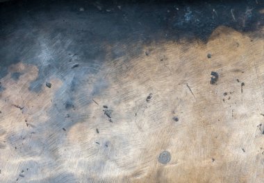 Siyah patina ile eski pirinç plaka