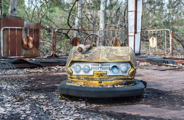 プリピャット チェルノブイリ排除ゾーンの放棄された遊園地で錆びた小さな子供の車 — ストック写真