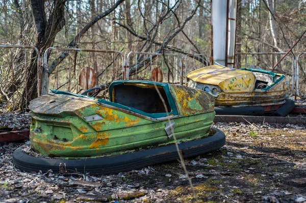 Rozsdás Kisgyermek Autók Elhagyott Vidámpark Pripyat Csernobil Kizárási Övezetben — Stock Fotó