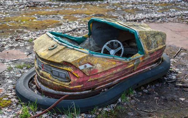 プリピャット チェルノブイリ排除ゾーンの放棄された遊園地で錆びた小さな子供の車 — ストック写真