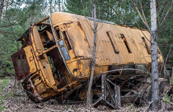 Alter Gelber Rostbus Liegt Verlassen Wald Der Sperrzone Von Tschernobyl — Stockfoto