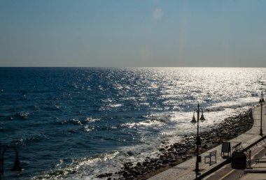 Boş sokakta görünümü ve pencereden hala deniz, erken ev