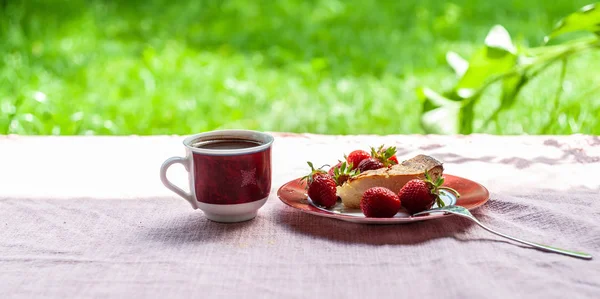 Desayuno por la mañana como de pastel de queso, varias fresas en sim — Foto de Stock