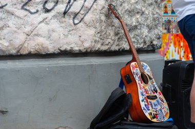 Rock grubu etiketleri ile akustik gitar stre kalır