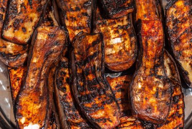 Közlenmiş kızarmış patlıcan, karo arka plan veya textur yakın