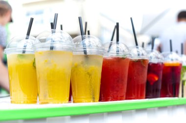 Soğuk limonad farklı plastik şeffaf gözlük