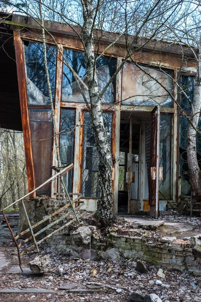 Verlassener Eingang zum Café in Pripjat, Tschernobyl-Ausschluss z — Stockfoto