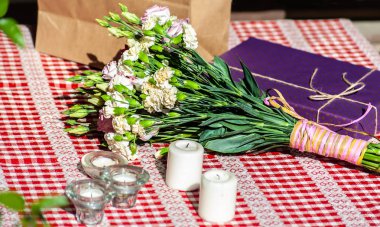 Kand ile masaya hediye paketi hediye ile çiçek buketi