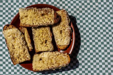 Kahverengi kil plaka peynir ile gevrek sıcak tost 