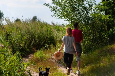 genç bir çift açık yürüyüş