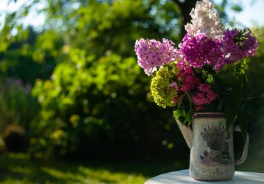 eski çaydanlık renkli çiçek buketi