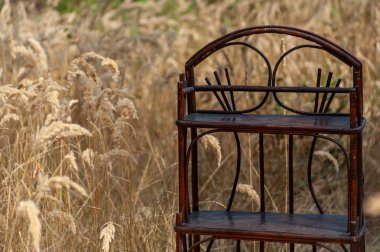 Kuru çim alan arka plan üzerinde eski stil kahverengi hasır ne not 