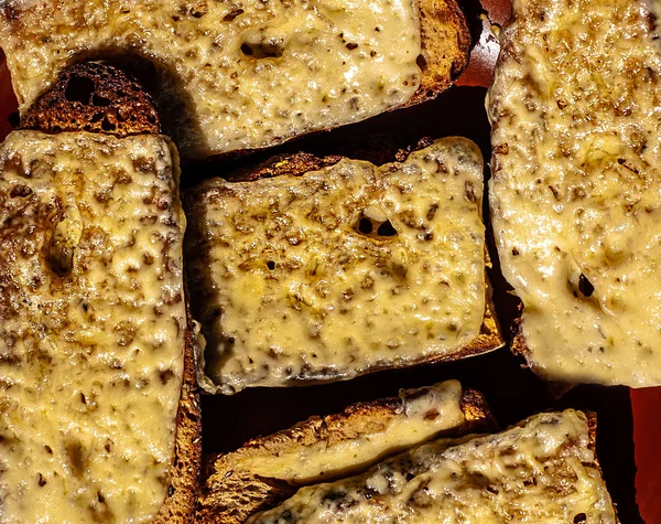 Tostadas calientes crujientes con queso en un plato de arcilla marrón — Foto de Stock