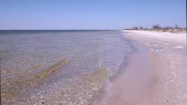 Cennet dalgalar deniz ve okyanus mavi gökyüzü güneşli gün haddeleme ile beyaz kum plaj terk