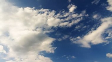 Beyaz ve gri bulutlar ve mavi gökyüzü yaz timelapse