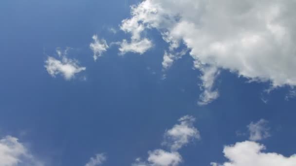 Бело-голубые облака и голубое небо — стоковое видео