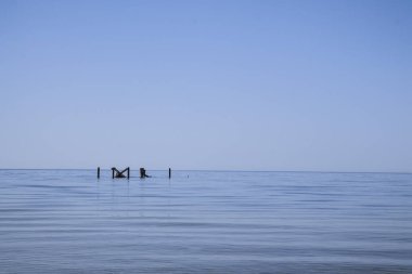 Mavi deniz. Mavi gökyüzü. Su bazı mimari nesneleri. Sakin ve minimalizm kompozisyon Horison hattı