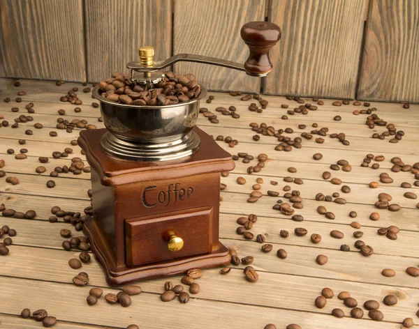 Foto av vintage kaffebönor grinder på trä bakgrund bakgrund. — Stockfoto