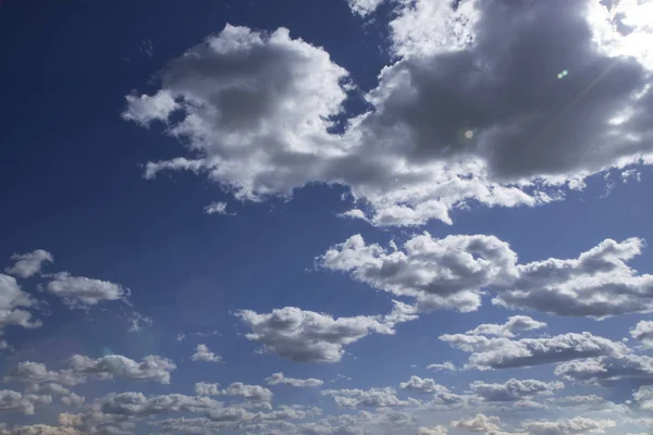 Foto de cielo azul con nubes en día soleado, cielo con nubes y sol — Foto de Stock