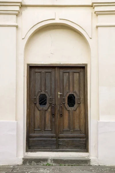 Foto di antico antico vecchio stile porta in legno — Foto Stock